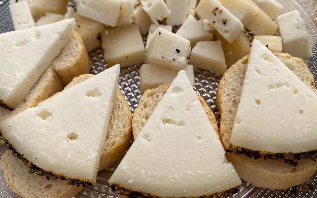 Frigiliana acoge el Mercado de Quesos de Andalucía “Acércate al queso”