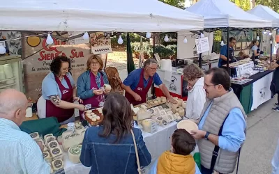 El Mercado de Quesos Andaluces llena de sabor y tradición el Paseo del Salón de Granada